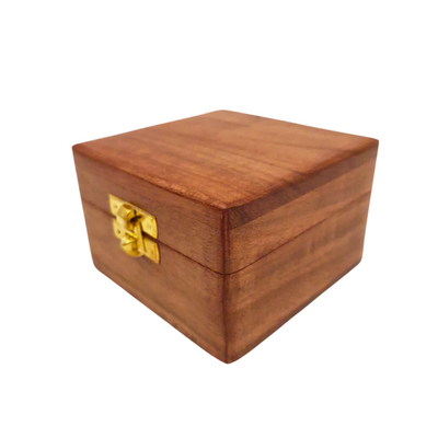 Houten geschenkdoos 6 x 6 x 4 cm met mogelijkheid tot graveren, bruin, met stoffen voering en messing sluiting