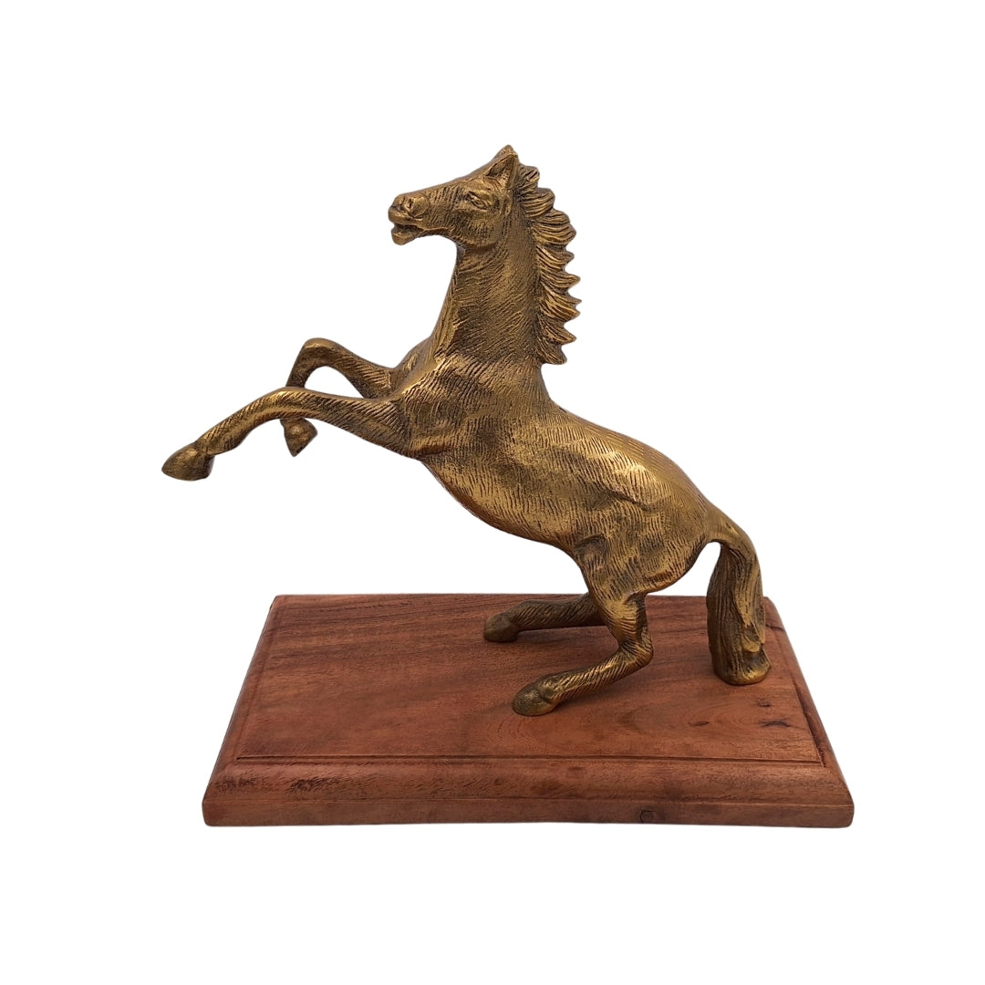 Aluminium paardenfiguur op houten voet met mogelijkheid tot personalisatie door gravure - elegant cadeau in goud- en bruintint, hoogte 27.5 cm