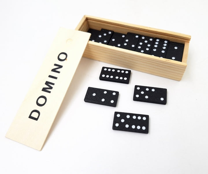 Domino in houten doos met mogelijkheid tot personalisatie met gravure - ideaal cadeau voor liefhebbers van bordspellen, 28 plastic stenen, afmetingen doos 5 x 15 x 3,5 cm, materiaal: hout en plastic