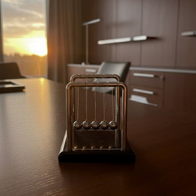 Newtonpendel met gravure – elegant antistress-gadget voor op het bureau, ideaal als cadeau – hoogte 9 cm, stalen kogels, minimalistisch design