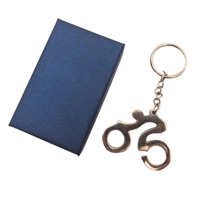 Metalen sleutelhanger fietser met mogelijkheid tot personalisatie met gravure in een elegante marineblauwe geschenkdoos