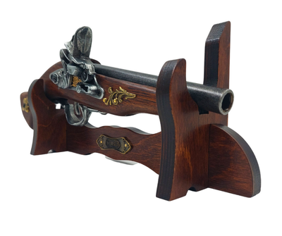 Replica van een Italiaans pistool uit de XVII eeuw op standaard met mogelijkheid tot personalisatie met gravure - elegant decoratief element als cadeau, gemaakt van hout en gepolijst metaal, lengte 30 cm