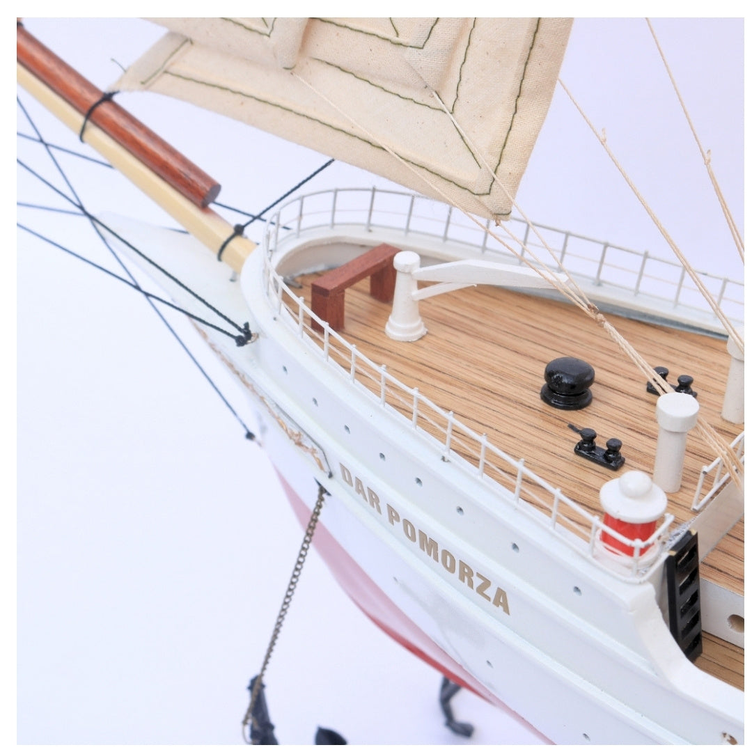 Exclusief model van het zeilschip Dar Pomorza 82 cm met mogelijkheid tot personalisatie door gravure