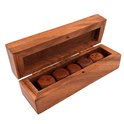 Elegante houten dobbelstenen met messing ogen in een gepersonaliseerd doosje