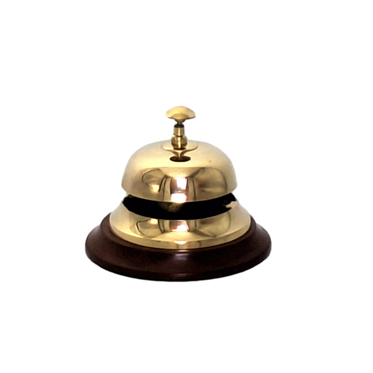 Messing hotelgong op houten voet TB27/4 met mogelijkheid tot personalisatie met gravure, elegant cadeau in goud- en bruintinten, hoogte 11 cm, diameter 12 cm
