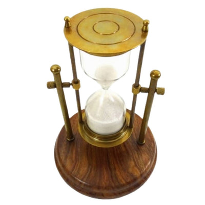 Messing zandloper TMR-0200 op houten voet met mogelijkheid tot personalisatie door gravure - elegant cadeau voor op het bureau, 20 cm hoog, wit zand