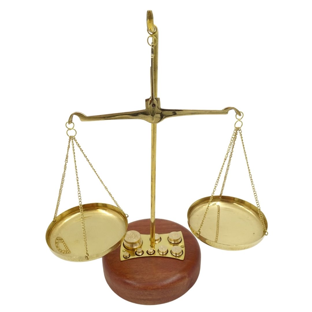 Decoratieve balansweegschaal WSB8 van messing met houten voet