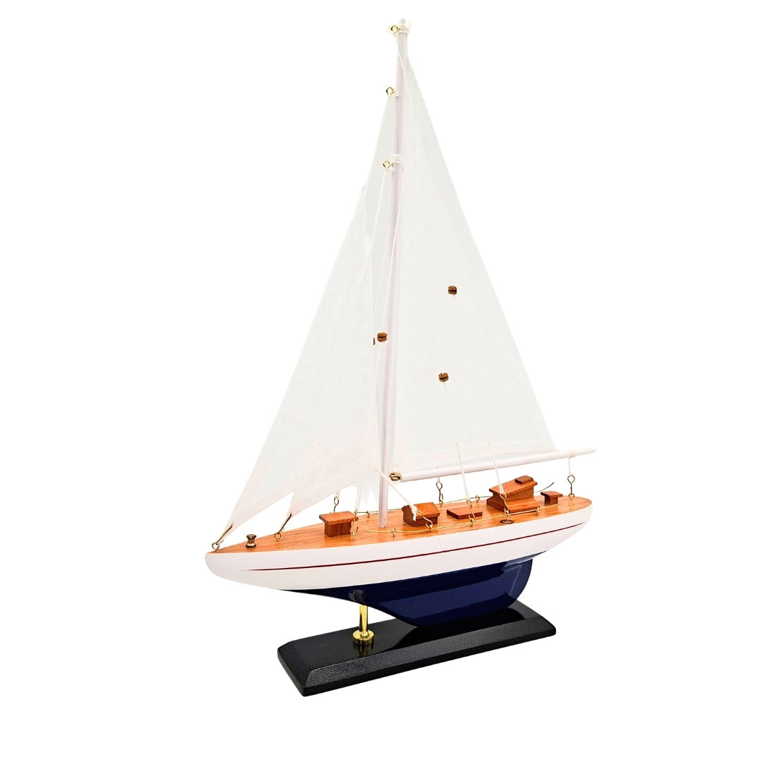 Houten jachtmodel hoogte 42 cm met mogelijkheid tot personalisatie door gravure