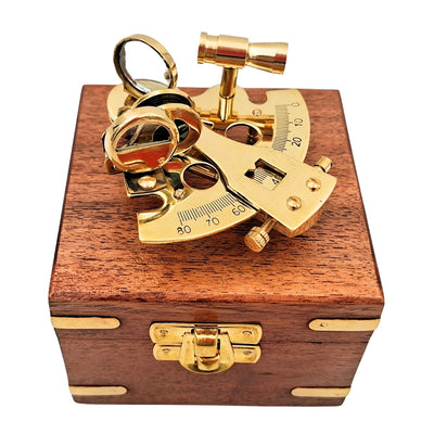 Messing sextant in houten doos met mogelijkheid tot gravure – elegant geschenk voor zeiler en matroos, 7x7x4 cm, hoogwaardig messing en glas