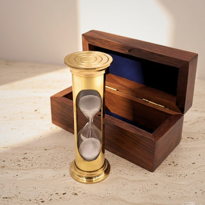 Zandloper ROUND STP99 in houten doos met mogelijkheid tot personalisatie met gravure, messing, goudkleurig, 3 minuten, ideaal cadeau voor RPG-liefhebbers en Guinness-recordhouders