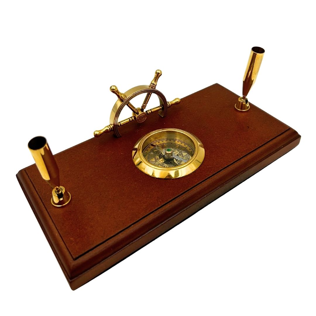 Maritieme bureauset met gravure – stuurwiel, kompas, pennenhouders van gepolijst hout en messing