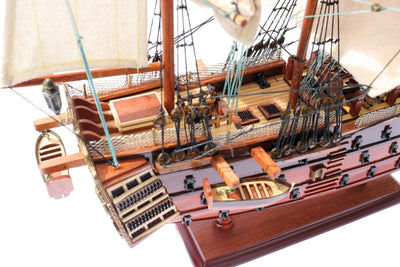 Model van het zeilschip HMS Victory, gemonteerd, 54 cm - Handgemaakte replica met mogelijkheid tot personalisatie door gravure - Ideaal cadeau voor zeilliefhebbers - Hoge kwaliteit, elegante houten voet