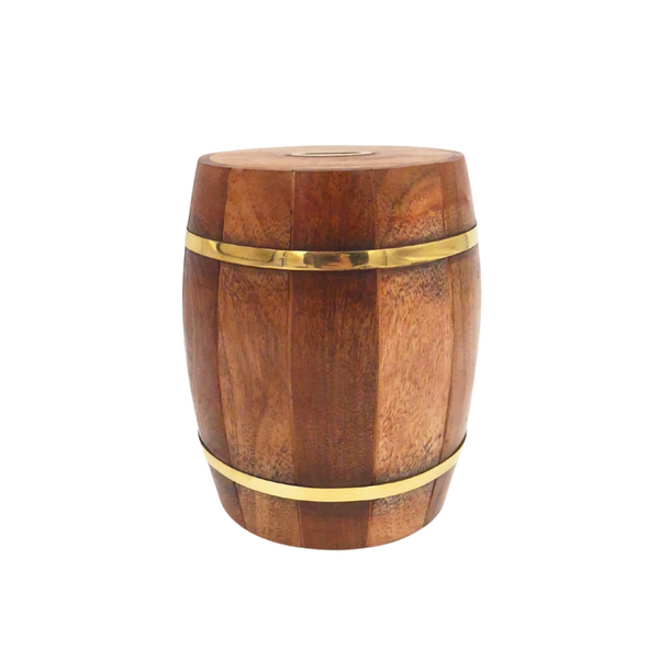 Grote houten spaarpot in de vorm van een ton met messing beslag