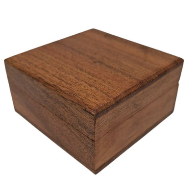 Houten geschenkdoos sieradendoosje 8x8cm met marineblauwe inzet en mogelijkheid tot personalisatie door gravure