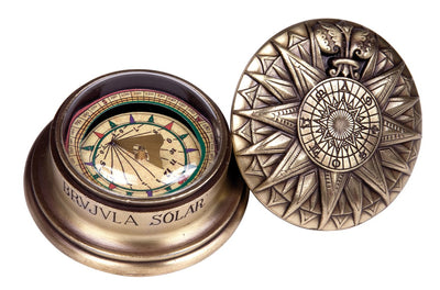 Messing Renaissance-Zonnekompas met Gravure - Elegant Vintage Cadeau met een Hoogte van 4,5 cm en een Diameter van 8,5 cm