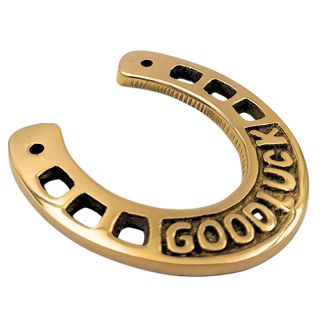 Messing gelukshoefijzer 7 cm met gravure - Elegant cadeau voor een nieuw huis, eindexamen of nieuwe baan, gouden decoratie met opschrift Good Luck