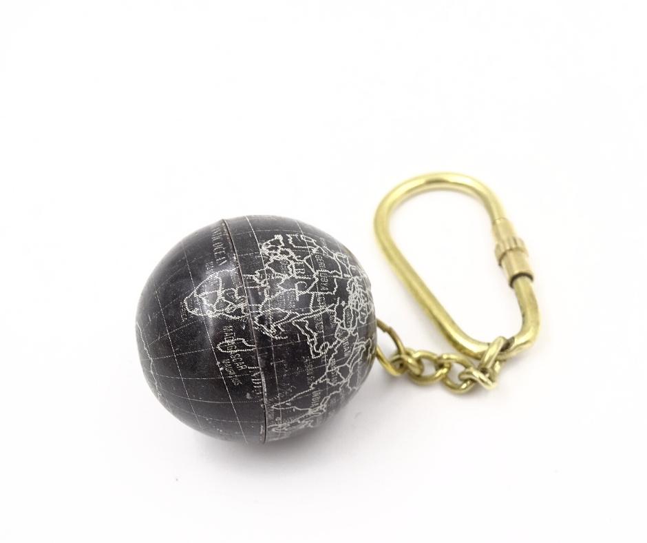 Sleutelhanger globus KRT14 met personaliseerbare gravure, zwart en goudgeel, ideaal cadeau voor een reiziger, diameter 3 cm, lengte 10 cm