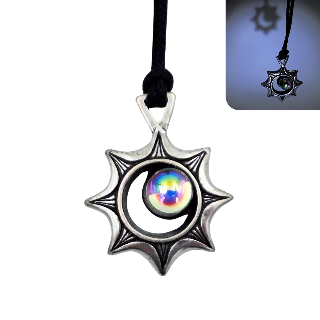 Ketting Zonsverduistering met gravure – Optische illusie met Tsjechisch kristal, gepersonaliseerd cadeau voor reizigers, hoogwaardig zamak, verstelbare lengte 45-62 cm