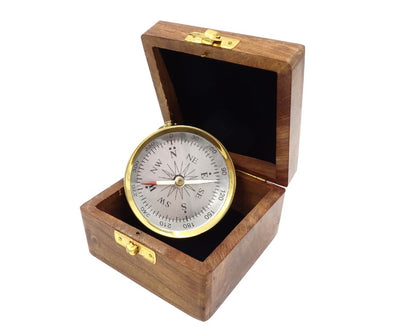 Messing kompas in een houten doos met mogelijkheid tot personalisatie met gravure - elegant cadeau voor liefhebbers van maritieme stijl, diameter 7,5 cm, hoogte 1,5 cm
