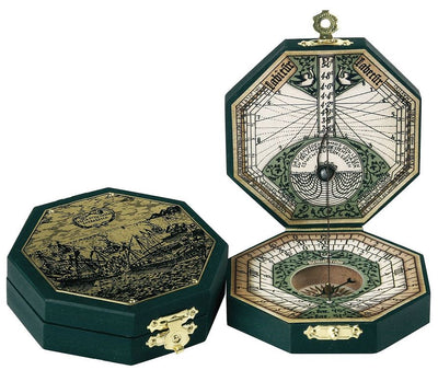 Octagonale zonnewijzer en kompas H06 met mogelijkheid tot personalisatie met gravure – elegant cadeau voor navigatieliefhebbers, gemaakt van hout en messing, met rijke ornamentiek, afmetingen 7,3 x 2 cm