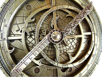 Europees astrolabium H32 – premium renaissance-replica met mogelijkheid tot personalisatie met gravure – ideaal cadeau met elegante houten voet – hoogte 12 cm, met de hand vervaardigd met oog voor detail