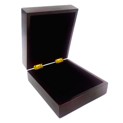 Houten geschenkdoos 14 x 16 x 6,7 cm in donkerkersenkleur met vilten inzetstuk en mogelijkheid tot personalisatie met gravure