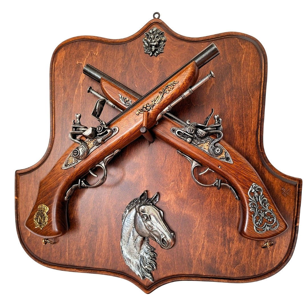 Replica van vuursteenpistolen op houten hanger met mogelijkheid tot personalisatie met gravure – ideaal cadeau voor geschiedenisliefhebbers en verzamelaars – hoge kwaliteit, solide constructie, elegant design 45x44 cm