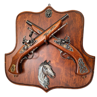 Replica van vuursteenpistolen op houten hanger met mogelijkheid tot personalisatie met gravure – ideaal cadeau voor geschiedenisliefhebbers en verzamelaars – hoge kwaliteit, solide constructie, elegant design 45x44 cm