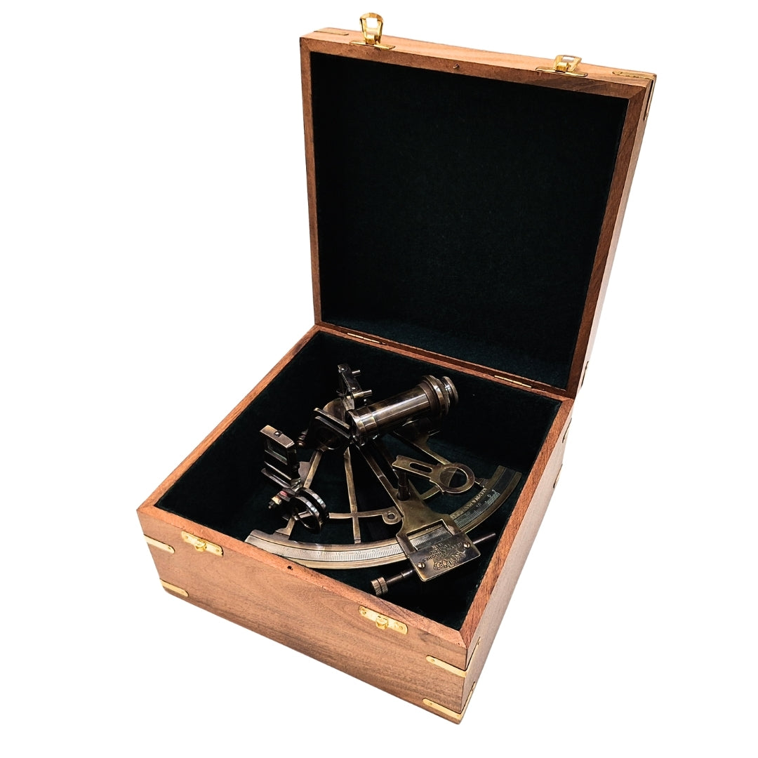 Messing sextant met gravure in houten doos