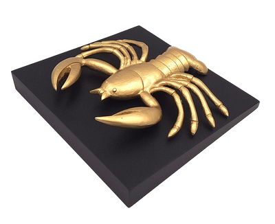 Gouden decoratief beeldje Kreeft van aluminium met mogelijkheid tot personalisatie met gravure - elegant cadeau voor elke gelegenheid, afmetingen 29 x 27,5 x 9 cm, zwarte houten voet