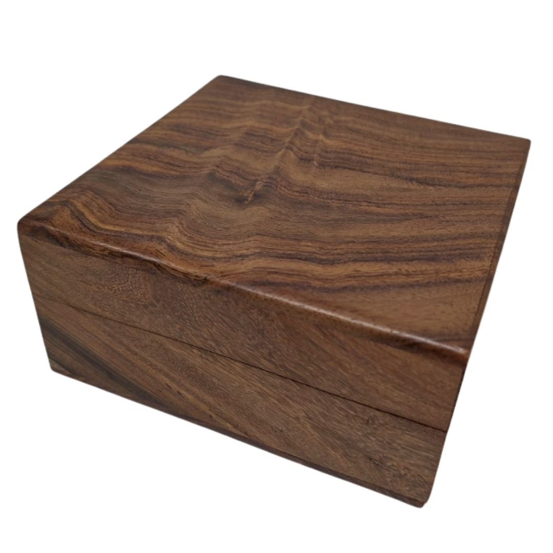 Elegante houten doos met marineblauwe inzet 14x14x6,5 cm met mogelijkheid tot personalisatie door gravure