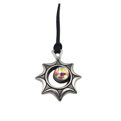 Ketting Zonsverduistering met gravure – Optische illusie met Tsjechisch kristal, gepersonaliseerd cadeau voor reizigers, hoogwaardig zamak, verstelbare lengte 45-62 cm