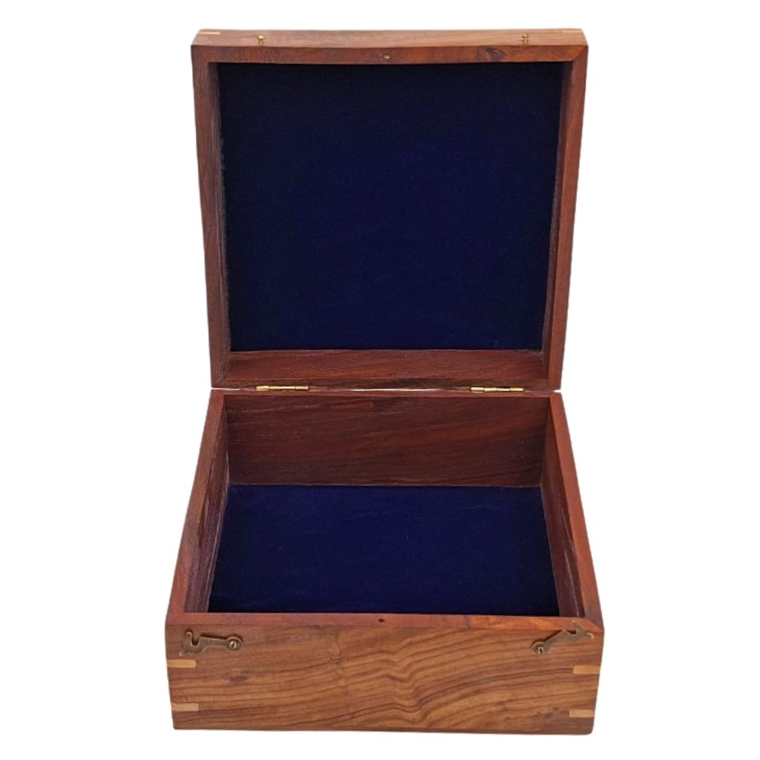 Elegante houten geschenkdoos 20x20x11 cm met marineblauwe inzet en optie voor personalisatie door gravure