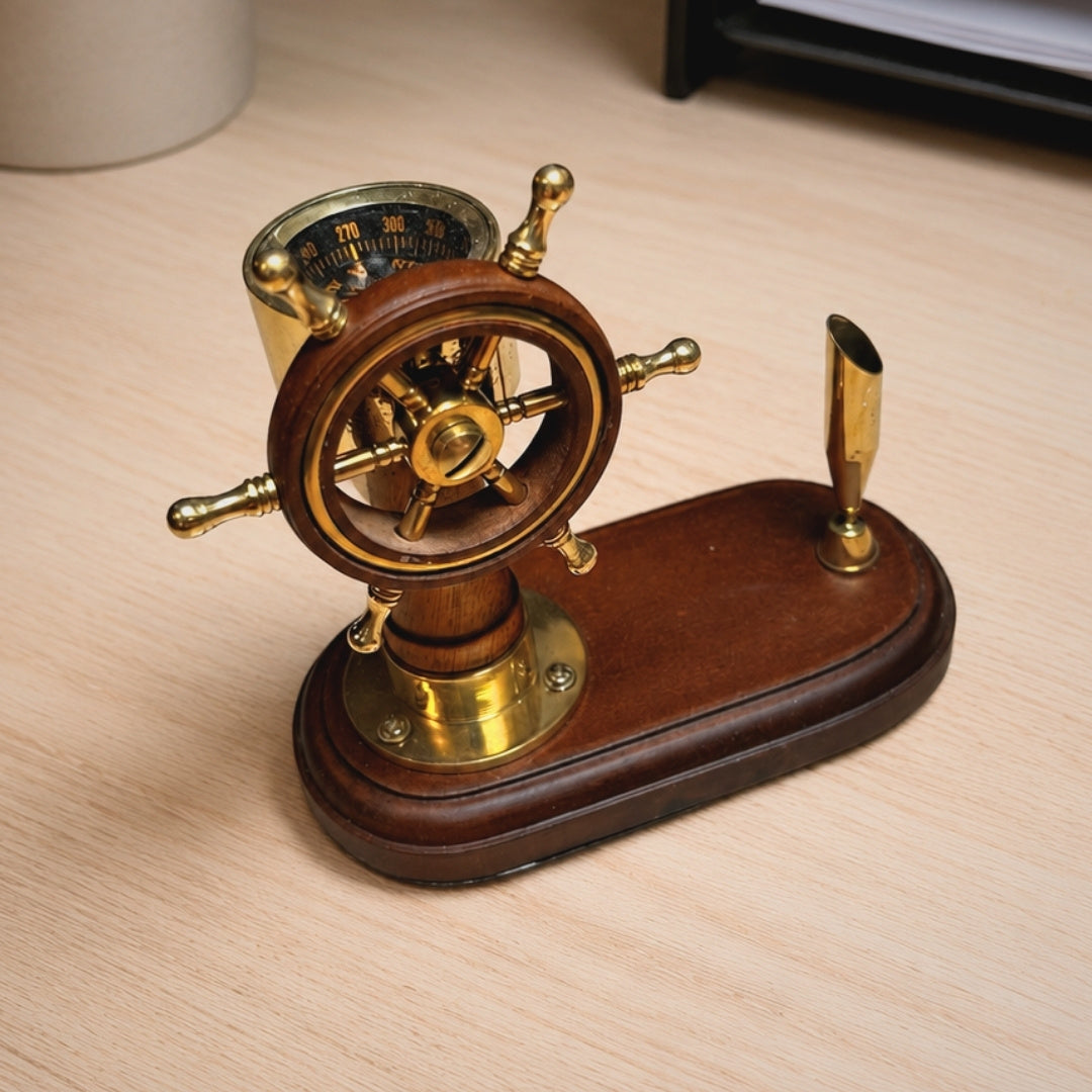 Elegante bureauset met stuurwiel en kompas met pennenhouder – hout, messing – personalisatie met gravure – ideaal cadeau voor een zeiler – hoogte 14,5 cm