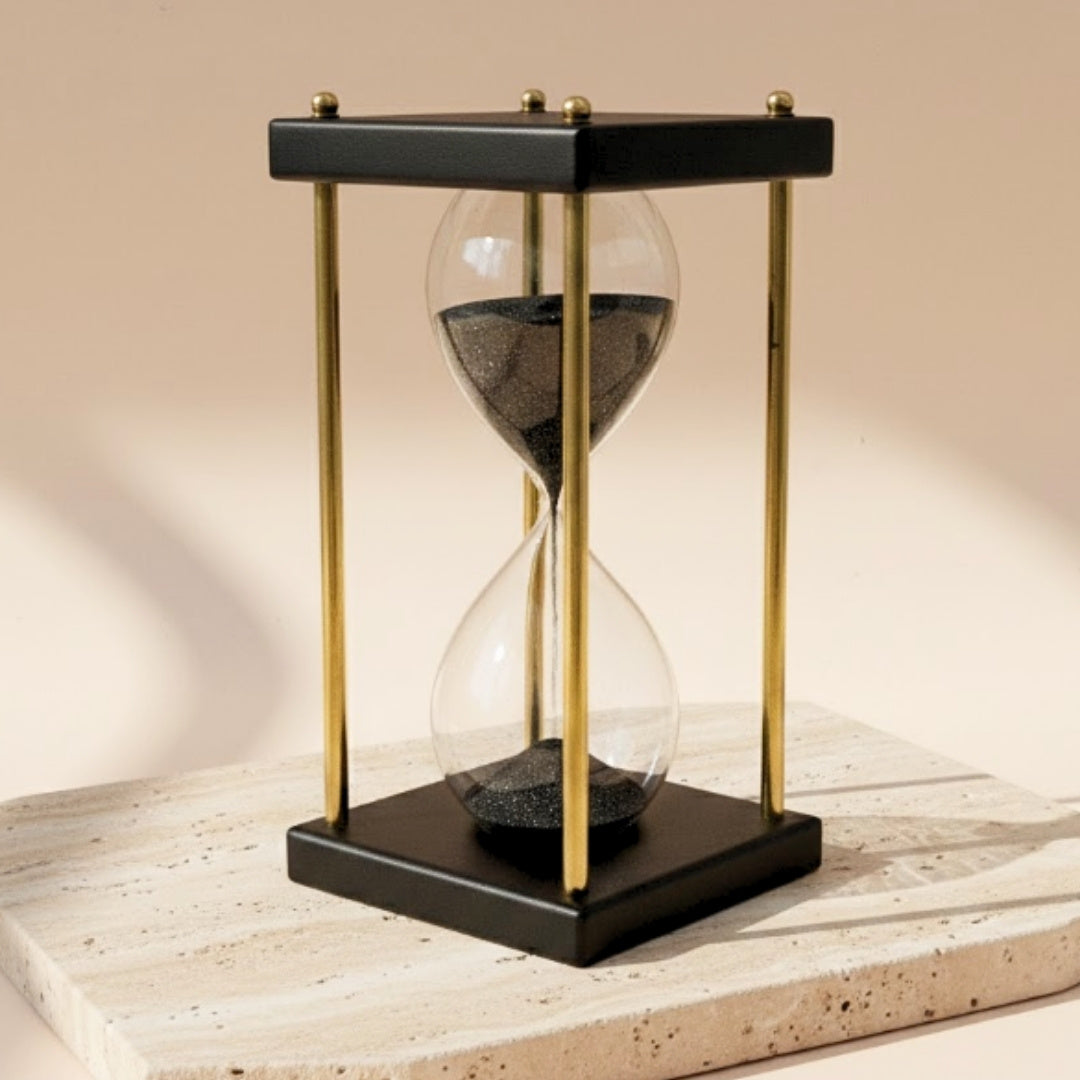 Messing-houten zandloper 5 minuten met zwart zand met mogelijkheid tot personalisatie met gravure – elegante retrodecoratie als cadeau met een hoogte van 16 cm