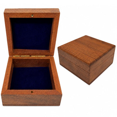 Houten geschenkdoos sieradendoosje 8x8cm met marineblauwe inzet en mogelijkheid tot personalisatie door gravure