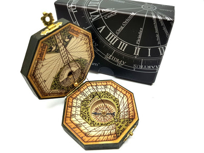 Octagonale zonnewijzer en kompas H06 met mogelijkheid tot personalisatie met gravure – elegant cadeau voor navigatieliefhebbers, gemaakt van hout en messing, met rijke ornamentiek, afmetingen 7,3 x 2 cm