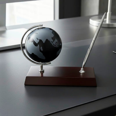Elegante decoratieve bureauset met gepersonaliseerde gravure - globe, pennenhouder van verchroomd metaal en donker hout