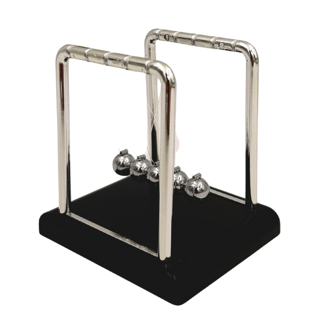 Newtonpendel met gravure – elegant antistress-gadget voor op het bureau, ideaal als cadeau – hoogte 9 cm, stalen kogels, minimalistisch design