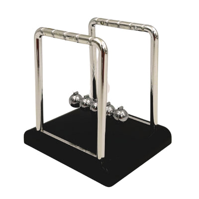 Newtonpendel met gravure – elegant antistress-gadget voor op het bureau, ideaal als cadeau – hoogte 9 cm, stalen kogels, minimalistisch design