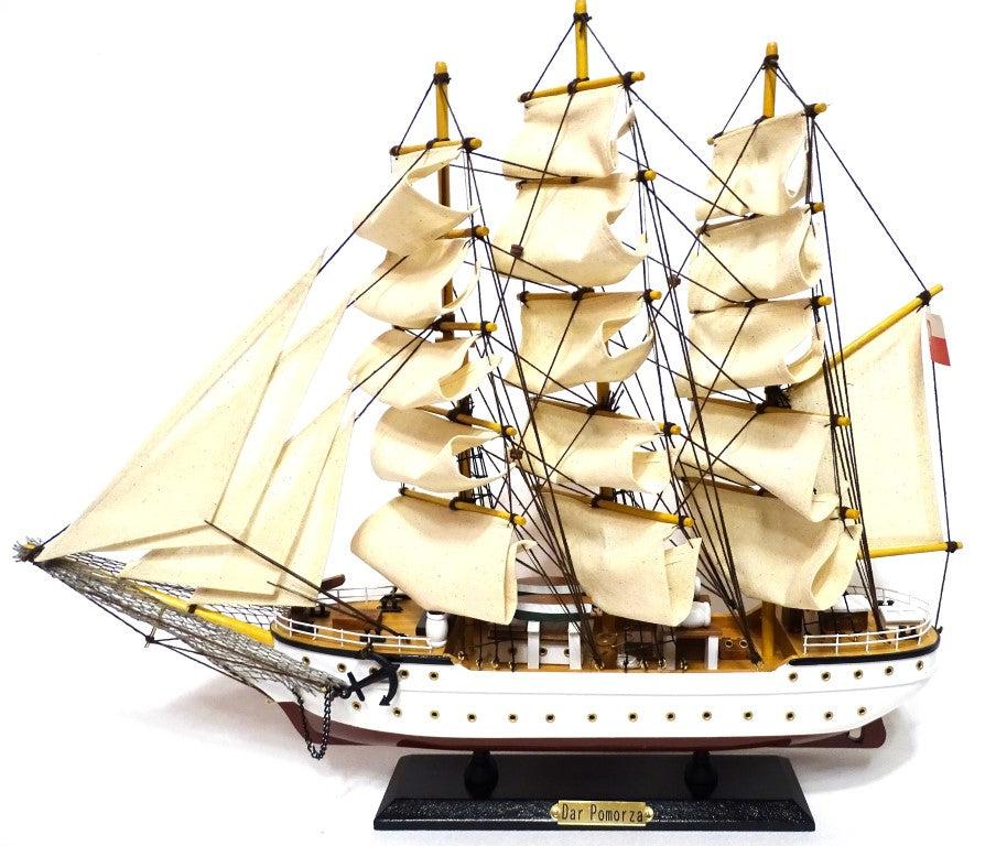 Model van het zeilschip Dar Pomorza 50cm met mogelijkheid tot personalisatie met gravure