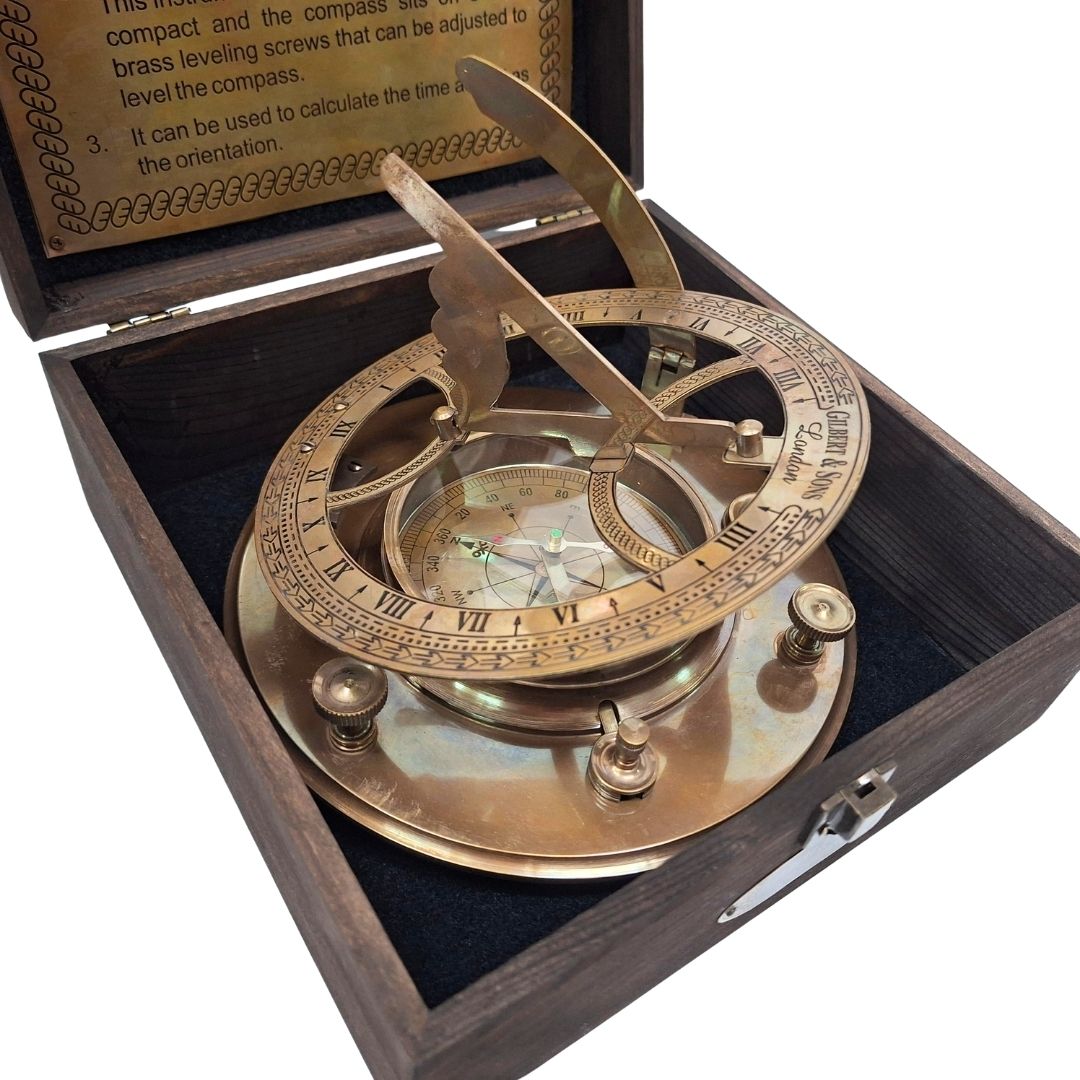 Messing kompas 20 cm met zonnewijzer in een houten doos met mogelijkheid tot personalisatie van de gravure