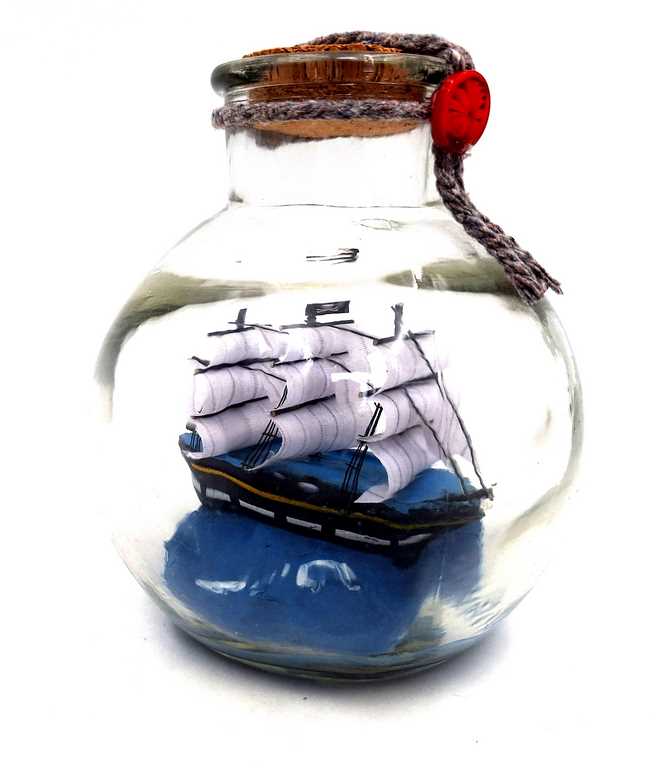Miniatuurzeilschip in een fles met mogelijkheid tot personalisatie door gravure – klassieke maritieme decoratie als cadeau, 10 x 10 x 11 cm