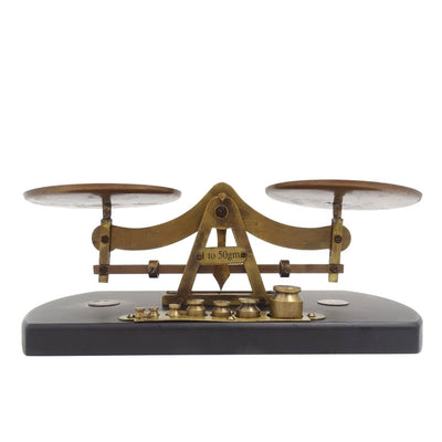 Retro weegschaal WSB7 van messing op houten voet met gepersonaliseerde gravure – ideaal cadeau met 8 gewichten (1g, 2g, 5g, 10g, 20g, 50g) – hoogte 10cm, lengte 25,5cm