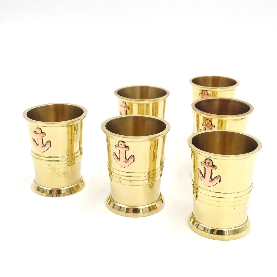 Set van 6 metalen borrelglaasjes met anker in houten doos - ideaal als cadeau met mogelijkheid tot personalisatie met gravure - goudkleurig messing, inhoud 50ml, elegant ontwerp voor liefhebbers van maritieme stijl