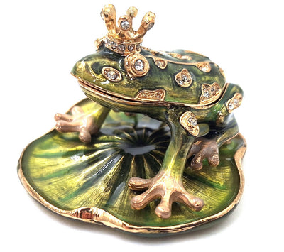 Exclusief metalen doosje in de vorm van een kikker met kristallen, donkergroen en goud, mogelijkheid tot personalisatie door gravure, ideaal als cadeau, afmetingen 6,5x6,7x4,5 cm