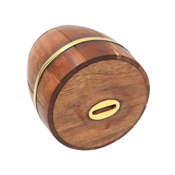 Grote houten spaarpot in de vorm van een ton met messing beslag