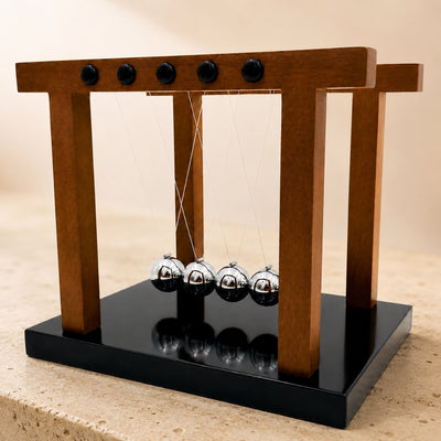 Elegante grote premium Newtonkogels op houten voet met mogelijkheid tot personalisatie door gravure