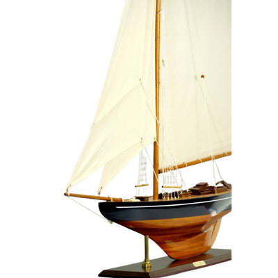 Model van het jacht Columbia met gaffeltuigage, hoogte 104 cm, houten, met mogelijkheid tot personalisatie door gravure