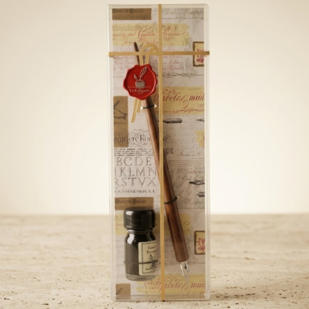 Elegante kalligrafieset met houten pen en zwarte inkt, mogelijkheid tot personalisatie met gravure, ideaal als cadeau voor liefhebbers van de schrijfkunst, in decoratieve verpakking 7,5 x 22 x 3 cm